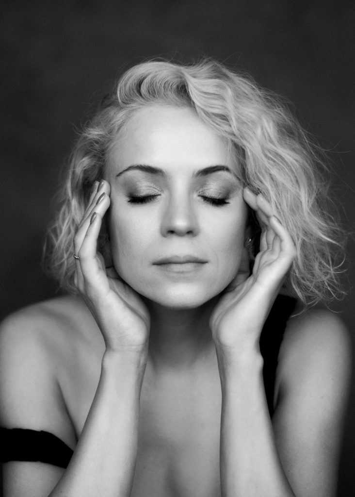 Asmeninė portretinė fotosesija studijoje – juodai baltas portretas“