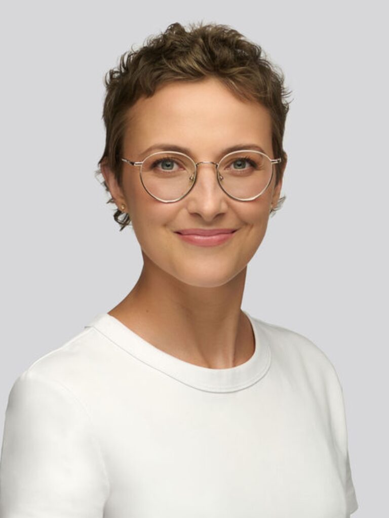 LinkedIn verslo portretas moteris studijoje