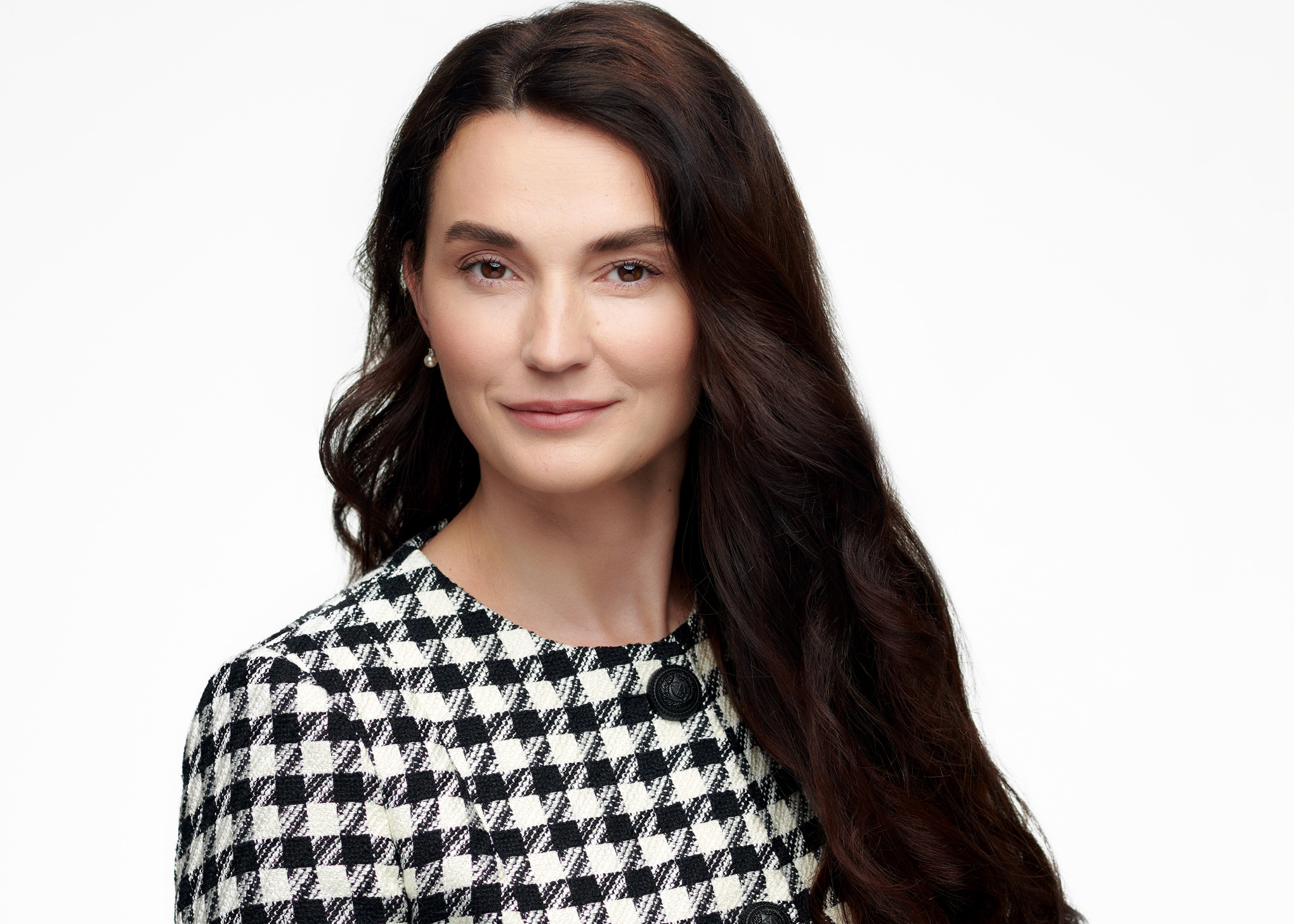 Verslo portretas moteriai – headshot fotosesija languota palaidine