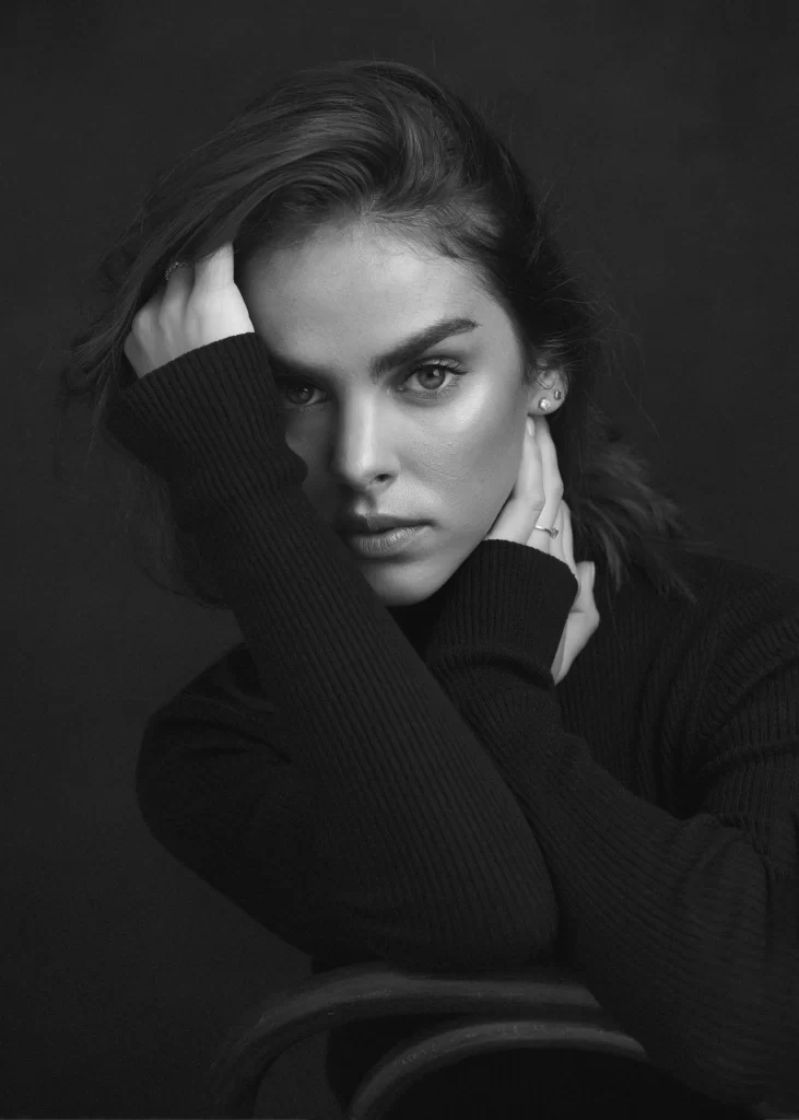 Moteriška asmeninė portretinė fotosesija – subtilus ir meninis portretas. Fotografė Kristina Sabaliauskaitė.