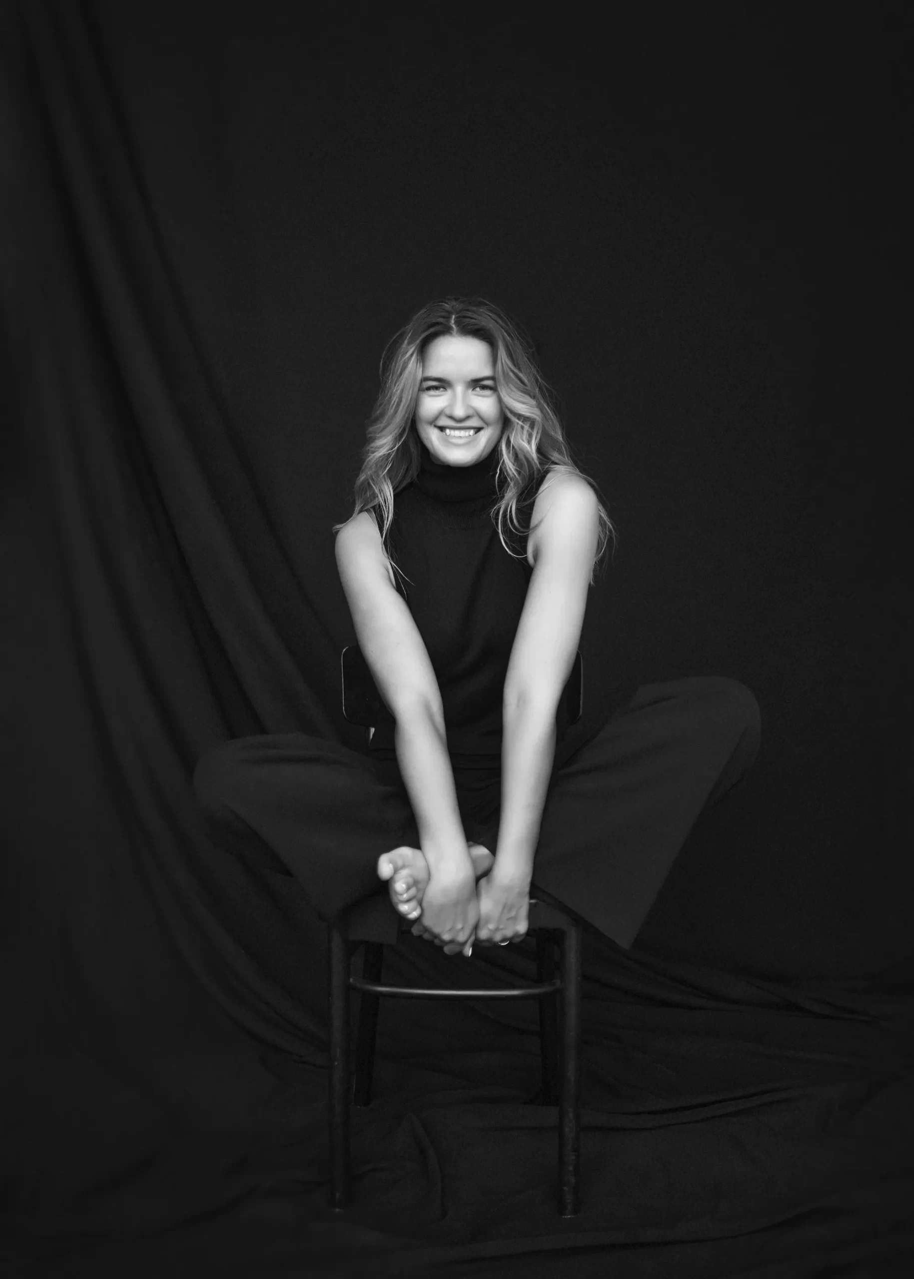 Moteriškas portretas – asmeninė fotosesija studijoje su subtiliu apšvietimu studijoje, minimalistinis ir meniškas stilius.
